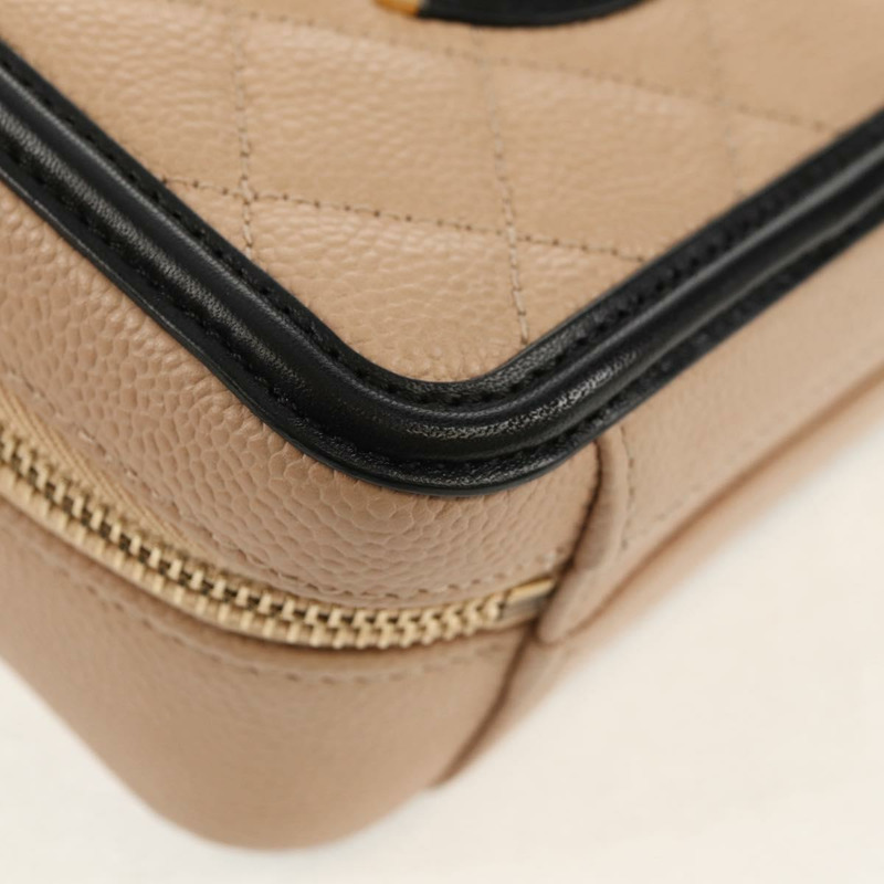 【日本直送】香奈兒 CC 鏤空鏈條化妝包 魚子醬皮 米色 金色 CC 標誌 正品 fm4940SM-16