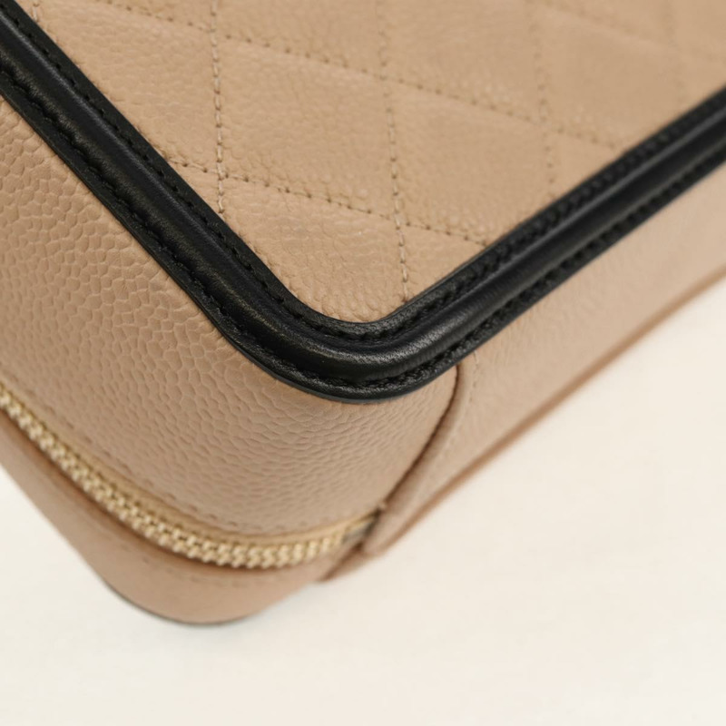 【日本直送】香奈兒 CC 鏤空鏈條化妝包 魚子醬皮 米色 金色 CC 標誌 正品 fm4940SM-18