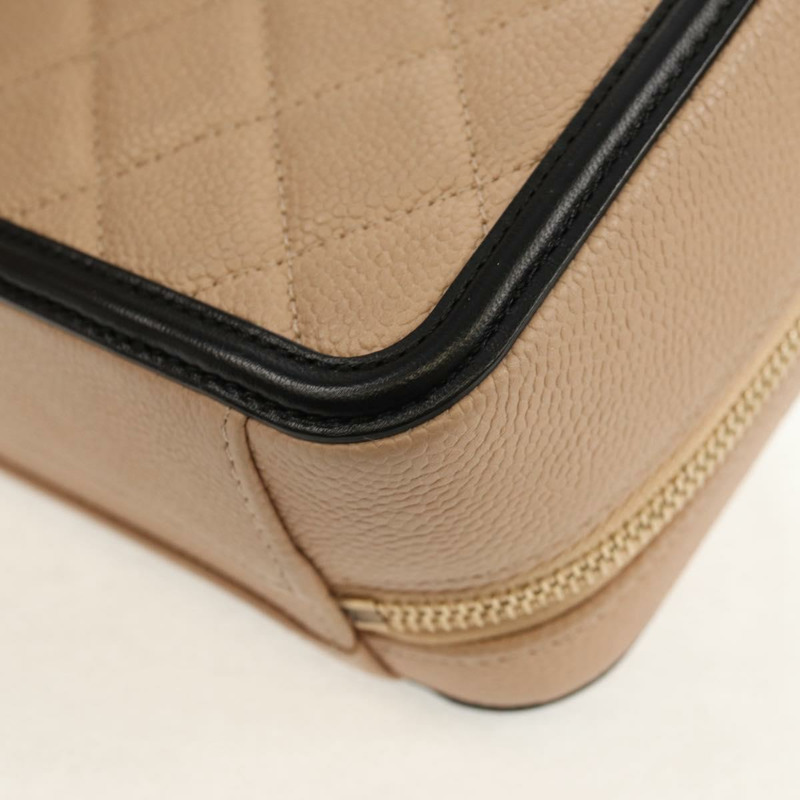 【日本直送】香奈兒 CC 鏤空鏈條化妝包 魚子醬皮 米色 金色 CC 標誌 正品 fm4940SM-19