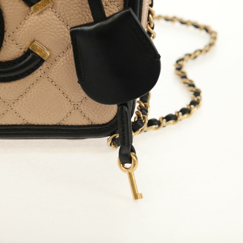 【日本直送】香奈兒 CC 鏤空鏈條化妝包 魚子醬皮 米色 金色 CC 標誌 正品 fm4940SM-22