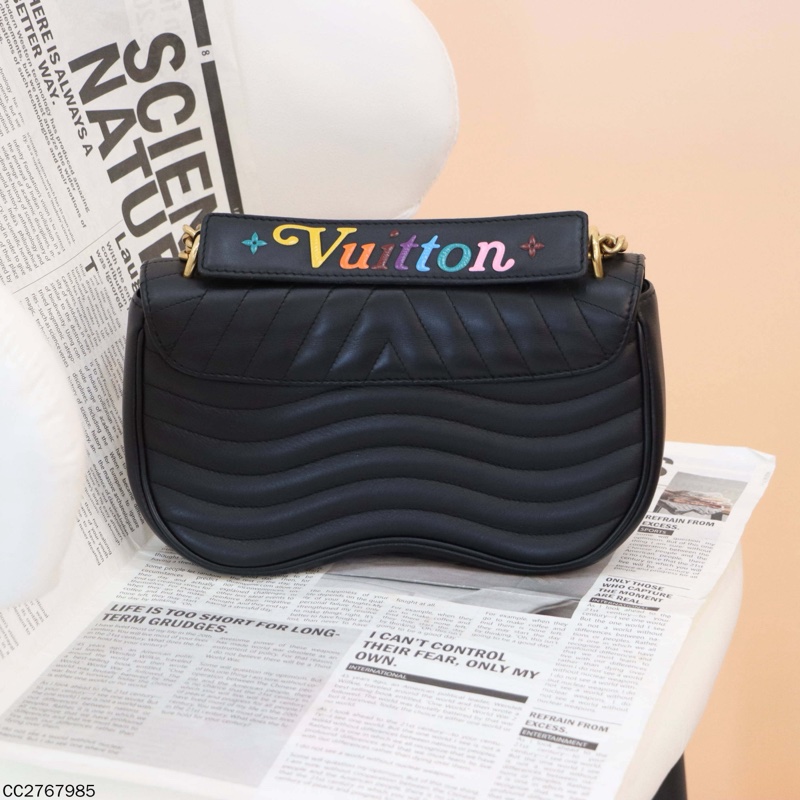 LouisVuitton路易威登New Wave中號牛皮純色單肩包-2