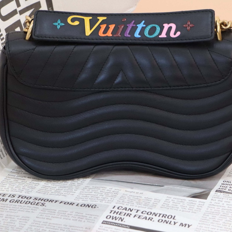 LouisVuitton路易威登New Wave中號牛皮純色單肩包-5