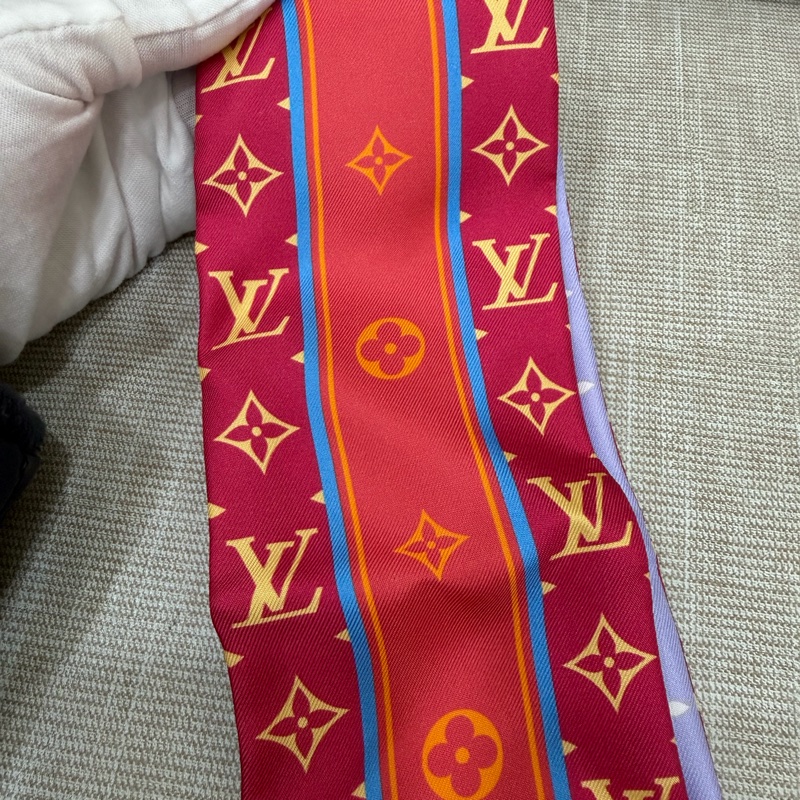 LV M77691 紅/紫絲巾-3