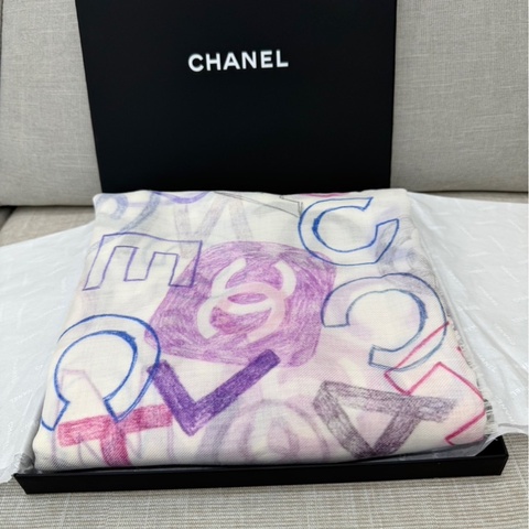 CHANEL春夏限定塗鴉大披巾