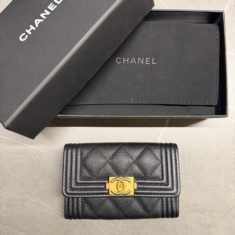 Chanel BOY系列經典LOGO菱格紋荔枝小牛皮暗扣翻蓋單層卡片零錢包｜晶片款｜