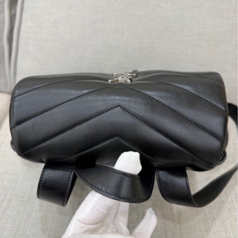 YSL聖羅蘭Loulou小羊皮V紋方胖子黑銀雙肩包-14