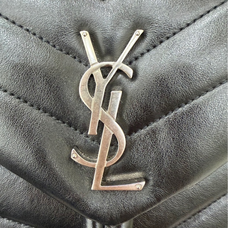YSL聖羅蘭Loulou小羊皮V紋方胖子黑銀雙肩包-15