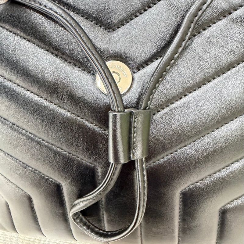 YSL聖羅蘭Loulou小羊皮V紋方胖子黑銀雙肩包-16