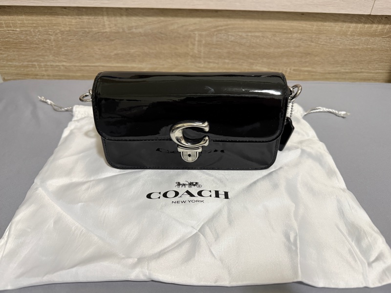 COACH STUDIO BAGUETTE 漆皮金屬C字肩背/斜背兩用法棍包-黑色-0