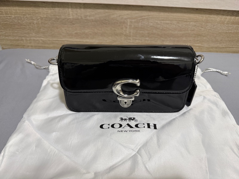 COACH STUDIO BAGUETTE 漆皮金屬C字肩背/斜背兩用法棍包-黑色-10