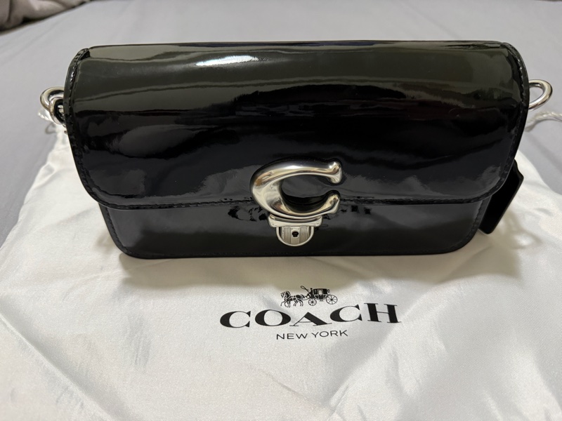 COACH STUDIO BAGUETTE 漆皮金屬C字肩背/斜背兩用法棍包-黑色-11