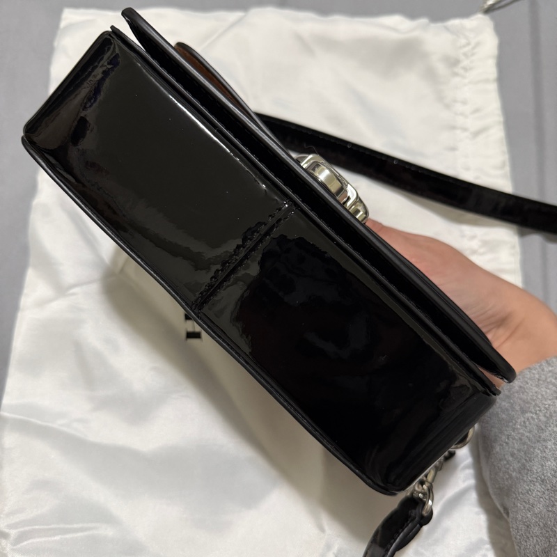 COACH STUDIO BAGUETTE 漆皮金屬C字肩背/斜背兩用法棍包-黑色-13