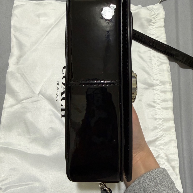 COACH STUDIO BAGUETTE 漆皮金屬C字肩背/斜背兩用法棍包-黑色-14