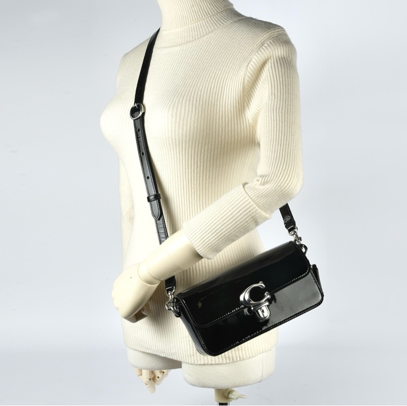 【COACH】STUDIO BAGUETTE 漆皮金屬C字肩背/斜背兩用法棍包-黑色-3