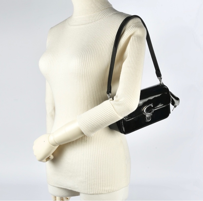 【COACH】STUDIO BAGUETTE 漆皮金屬C字肩背/斜背兩用法棍包-黑色-4