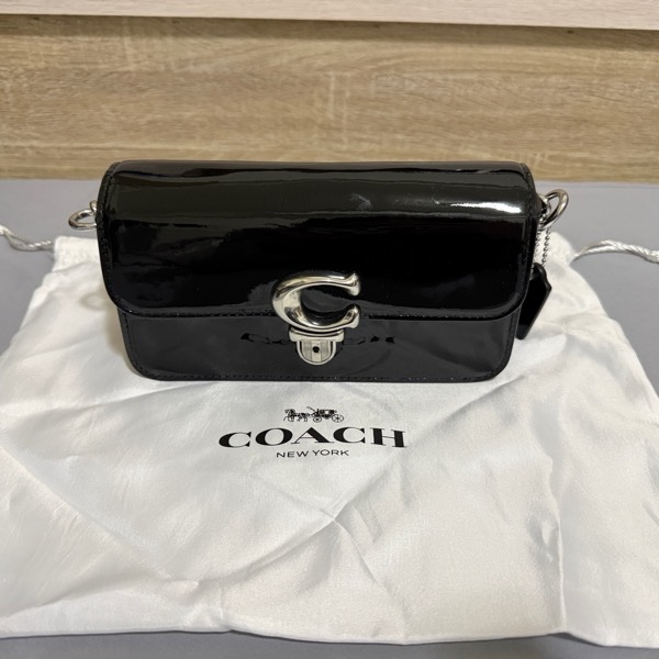【COACH】STUDIO BAGUETTE 漆皮金屬C字肩背/斜背兩用法棍包-黑色-5