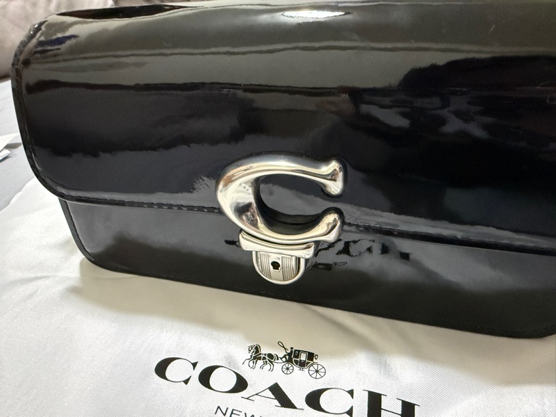 【COACH】STUDIO BAGUETTE 漆皮金屬C字肩背/斜背兩用法棍包-黑色-6