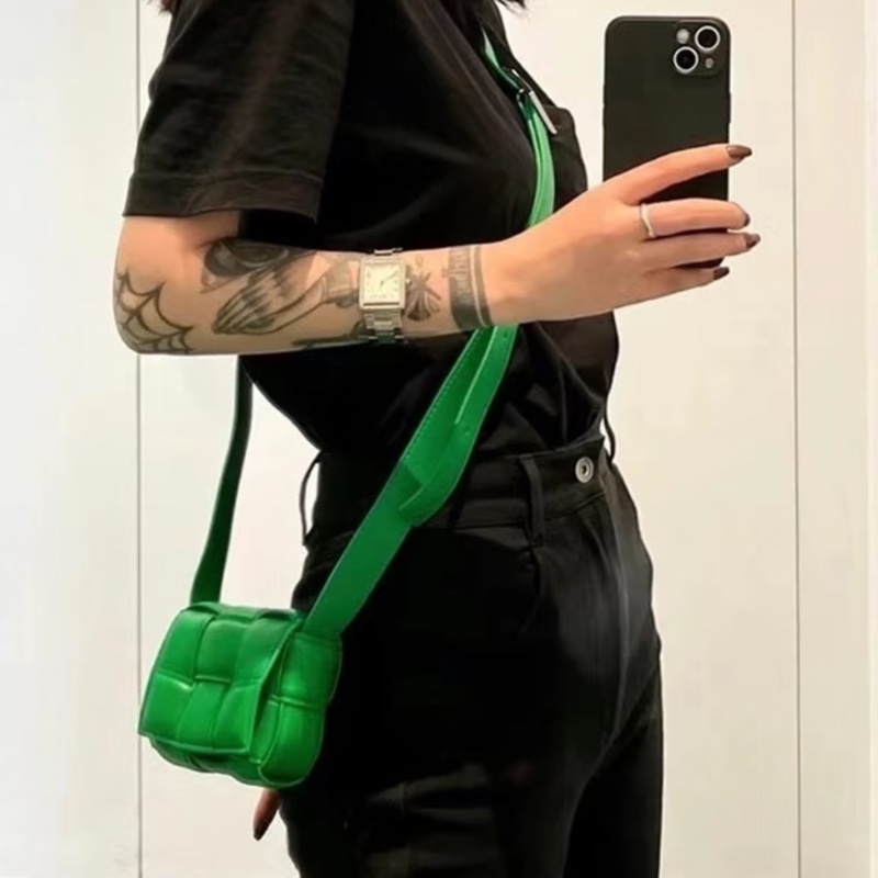 【裝可愛系列🤭男女通用✨97%新】BV 新款 Bottega Veneta Cassette Mini 編織六格枕頭包-0