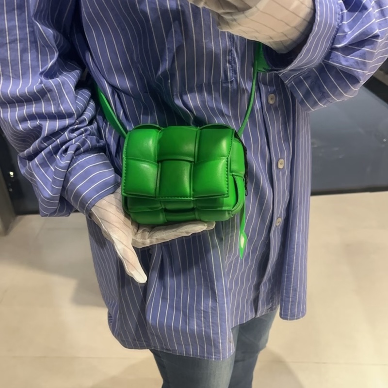 【裝可愛系列🤭男女通用✨97%新】BV 新款 Bottega Veneta Cassette Mini 編織六格枕頭包-4