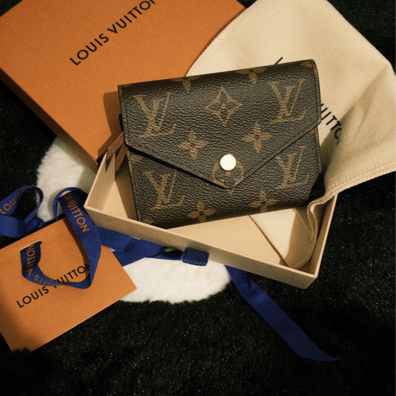 [全新3月購入] Louis Vuitton  Monogram  Victorine 三折短夾 老花-0