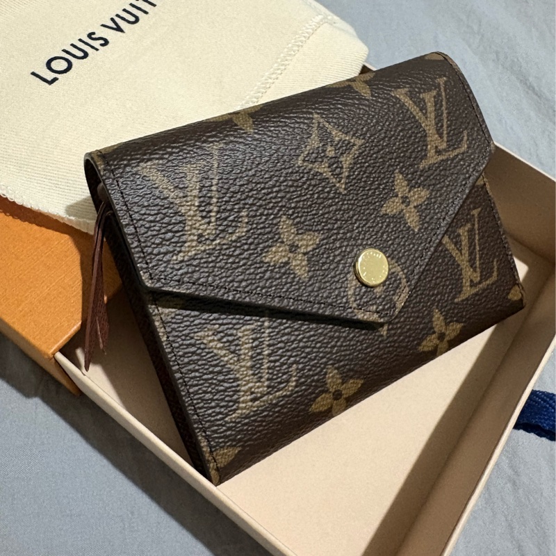 [全新3月購入] Louis Vuitton  Monogram  Victorine 三折短夾 老花-1