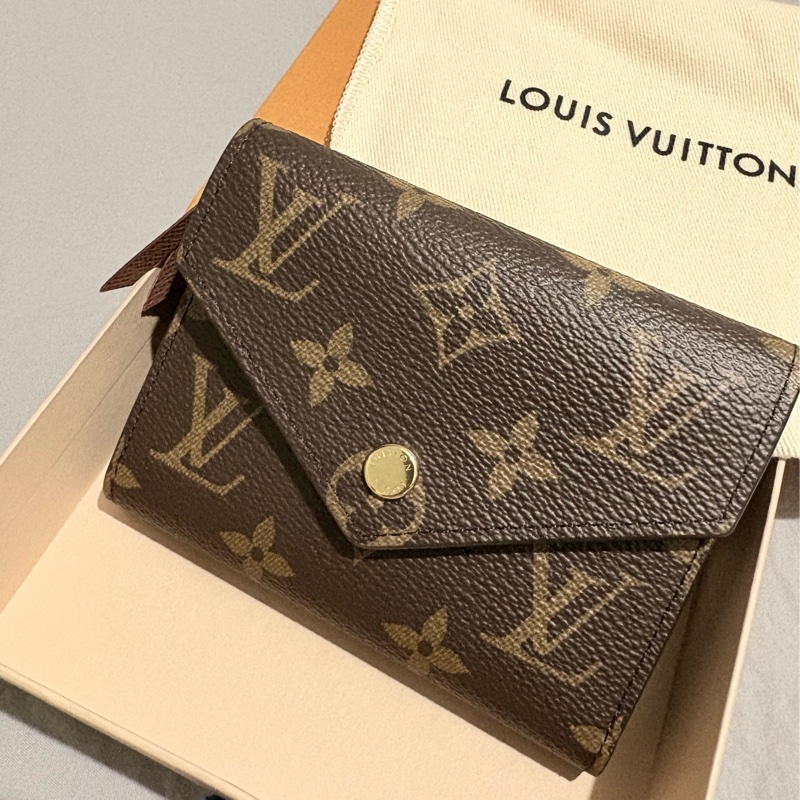 [全新3月購入] Louis Vuitton  Monogram  Victorine 三折短夾 老花-2