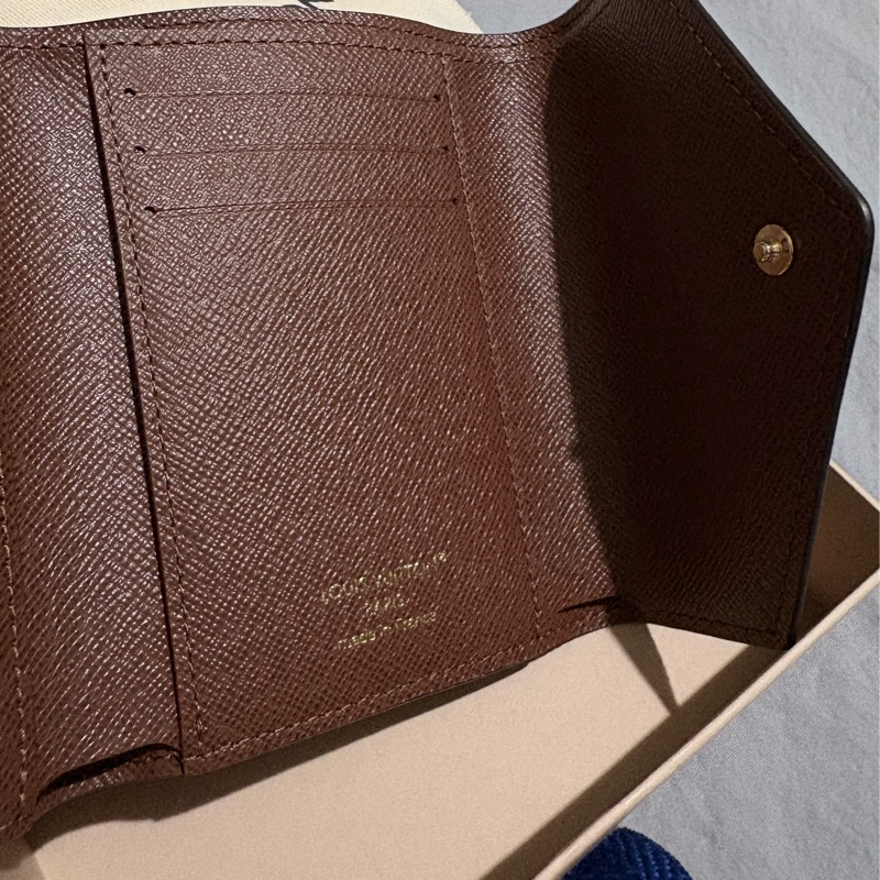 [全新3月購入] Louis Vuitton  Monogram  Victorine 三折短夾 老花-3