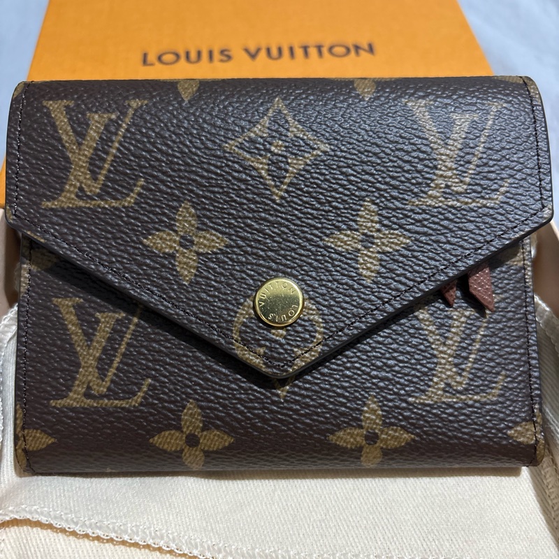 [全新3月購入] Louis Vuitton  Monogram  Victorine 三折短夾 老花-5