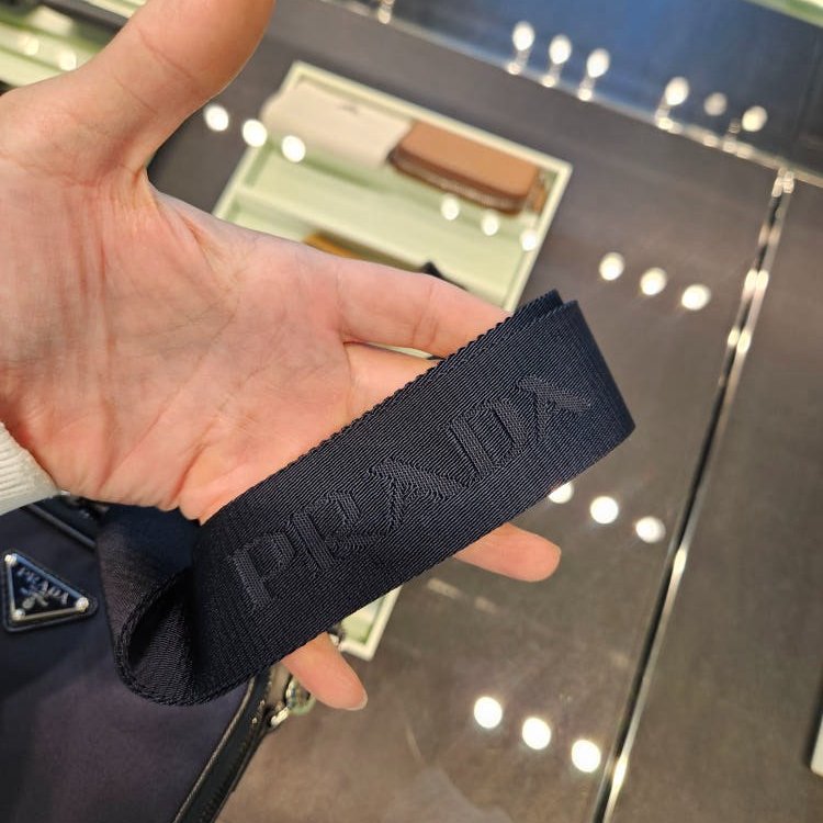 ⏰限時特賣價🌺Prada 2VH070 Saffiano 再生尼龍及 Saffiano Brique 相機包 附吊飾萬用包 黑色-2