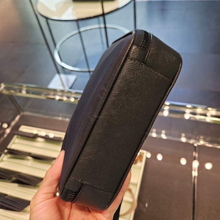 ⏰限時特賣價🌺Prada 2VH070 Saffiano 再生尼龍及 Saffiano Brique 相機包 附吊飾萬用包 黑色-3