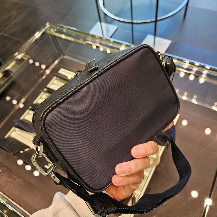 ⏰限時特賣價🌺Prada 2VH070 Saffiano 再生尼龍及 Saffiano Brique 相機包 附吊飾萬用包 黑色-4
