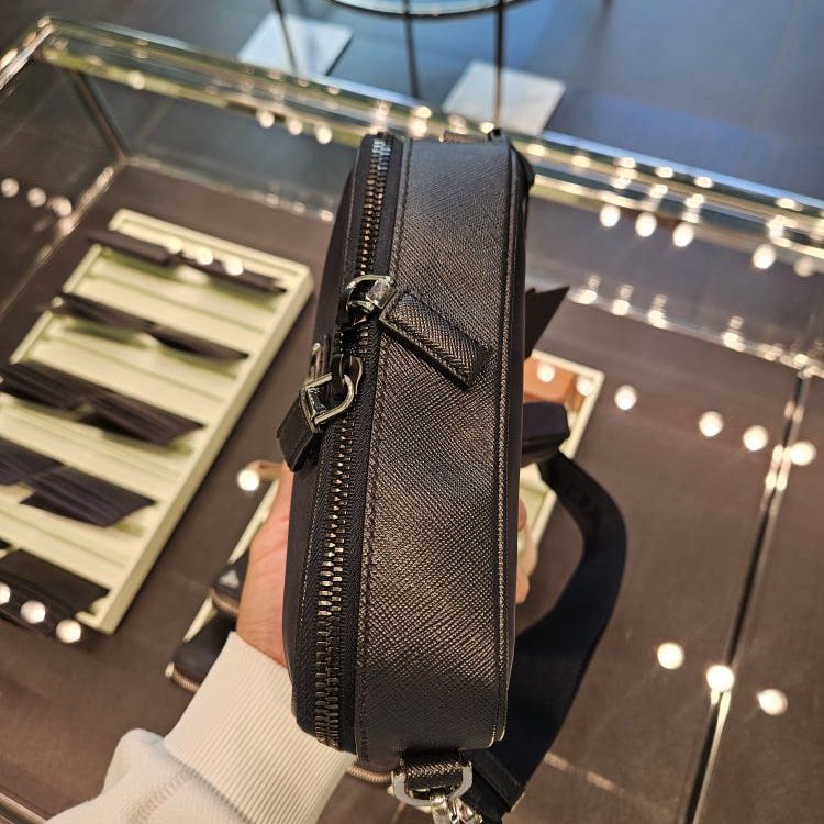 ⏰限時特賣價🌺Prada 2VH070 Saffiano 再生尼龍及 Saffiano Brique 相機包 附吊飾萬用包 黑色-5