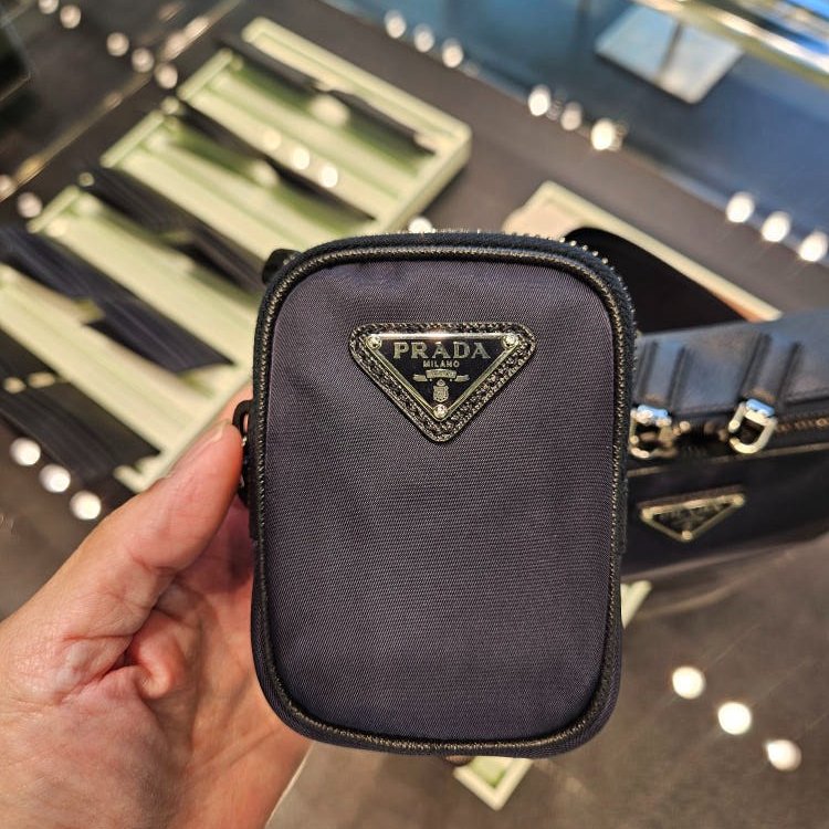 ⏰限時特賣價🌺Prada 2VH070 Saffiano 再生尼龍及 Saffiano Brique 相機包 附吊飾萬用包 黑色-6