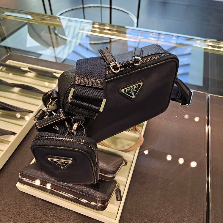 ⏰限時特賣價🌺Prada 2VH070 Saffiano 再生尼龍及 Saffiano Brique 相機包 附吊飾萬用包 黑色-7