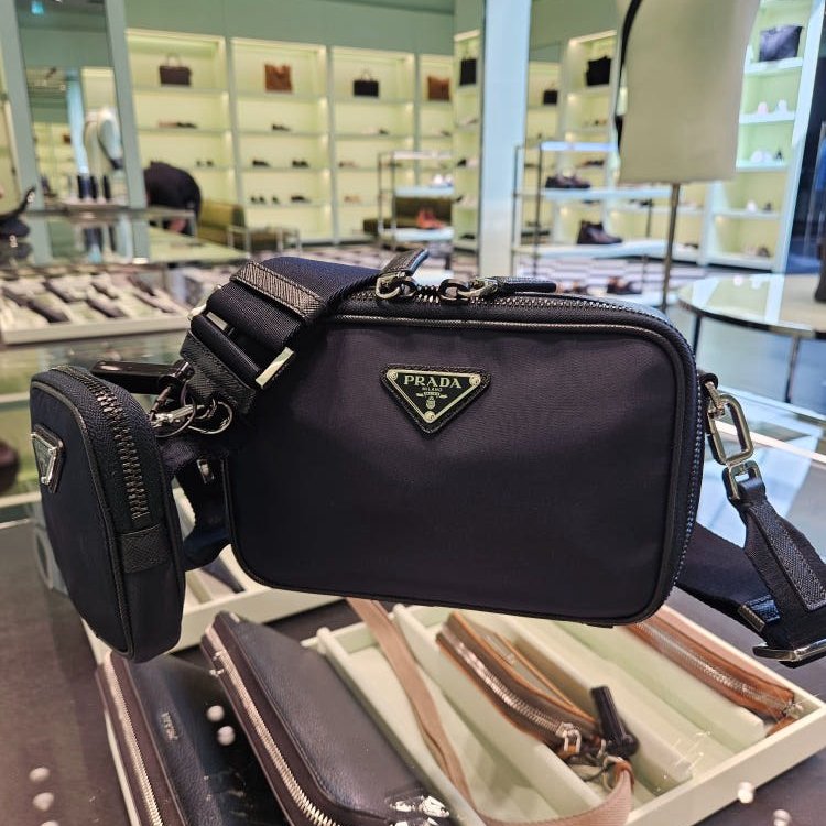 ⏰限時特賣價🌺Prada 2VH070 Saffiano 再生尼龍及 Saffiano Brique 相機包 附吊飾萬用包 黑色-8