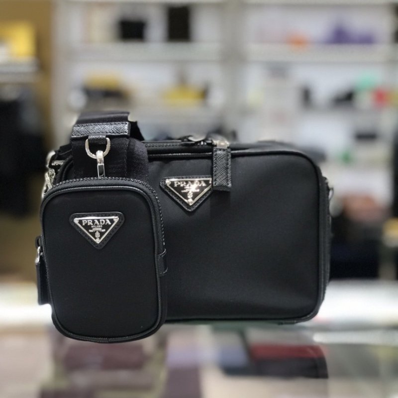 ⏰限時特賣價🌺Prada 2VH070 Saffiano 再生尼龍及 Saffiano Brique 相機包 附吊飾萬用包 黑色-10