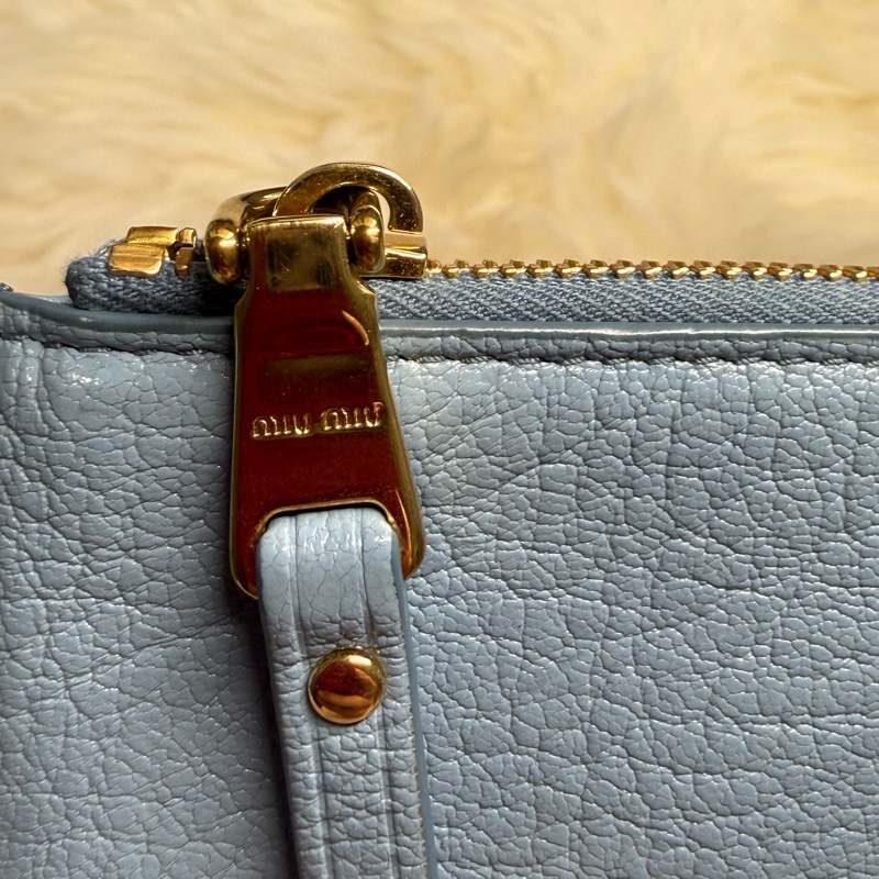 MiuMiu卡包 張員瑛必收🩵 莫蘭迪藍 卡夾 零錢包 藍 金色 miu miu-2