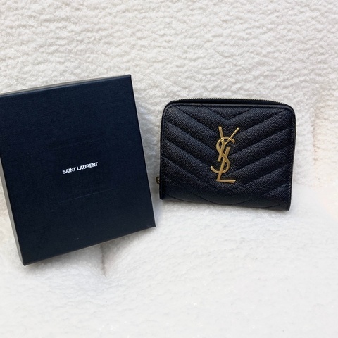 近新Saint Laurent YSL 黑金V紋短夾 CASSANDRE粒面牛皮 對開拉鍊零錢短夾 668288