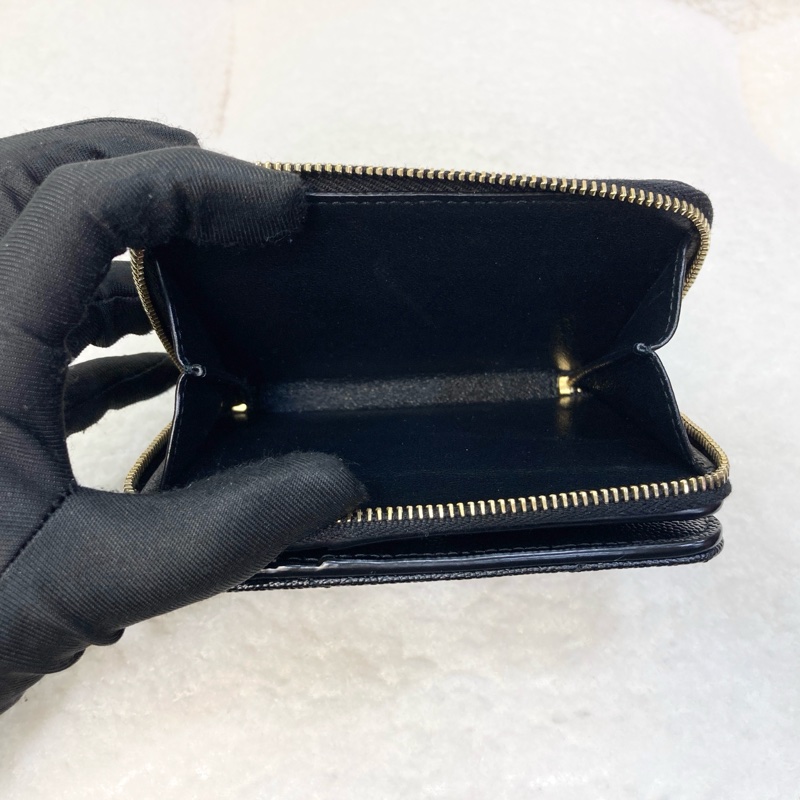 Saint Laurent YSL 黑金V紋短夾 CASSANDRE粒面牛皮 對開拉鍊零錢短夾 668288-8