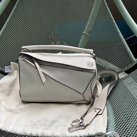 Loewe Puzzle 白色牛皮 中號