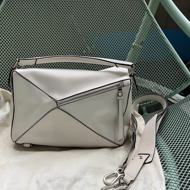 Loewe Puzzle 白色牛皮 中號-1