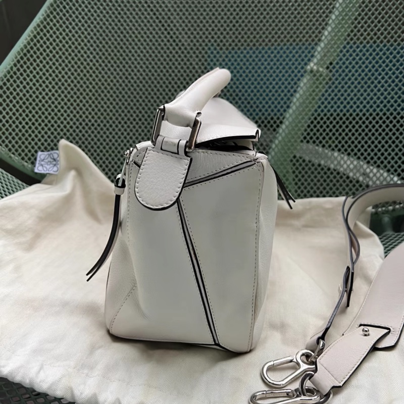 Loewe Puzzle 白色牛皮 中號-3