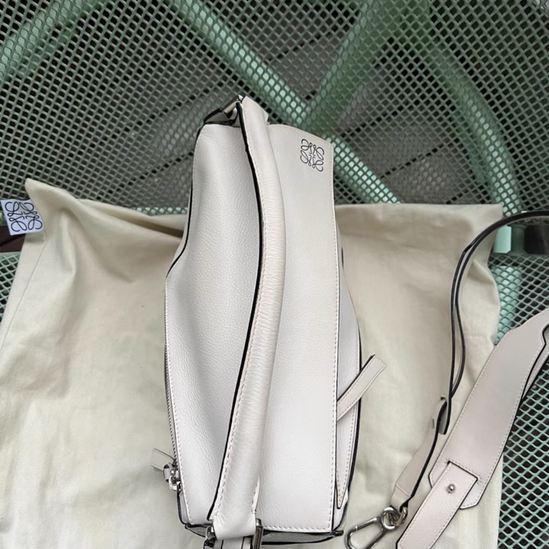 Loewe Puzzle 白色牛皮 中號-4