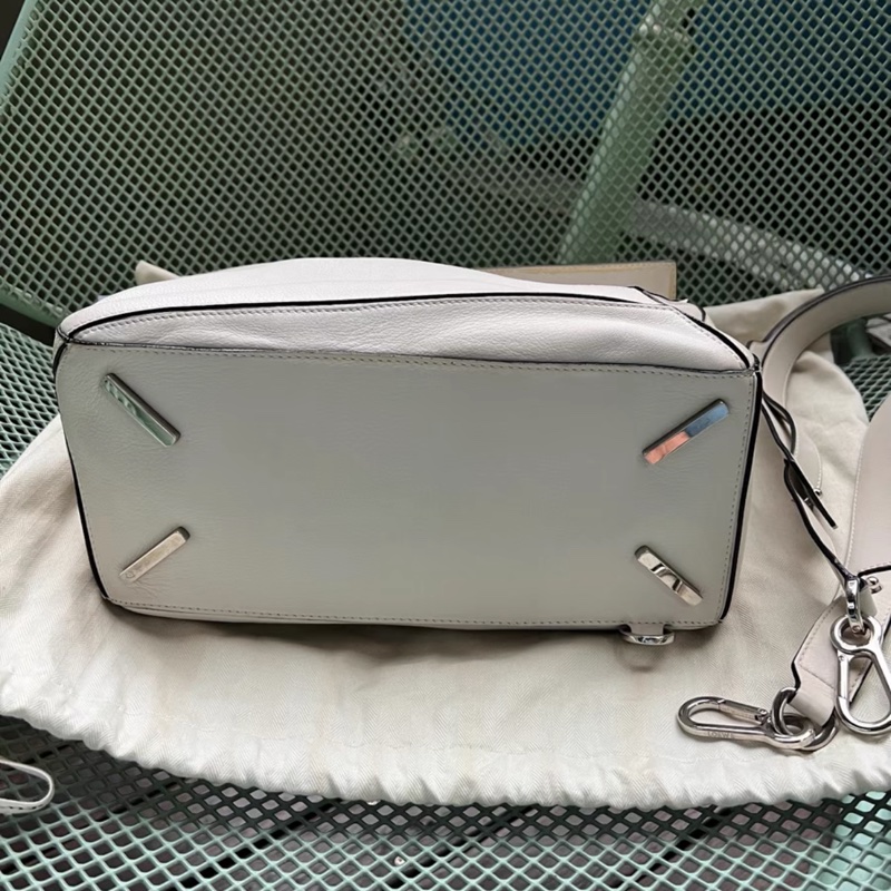 Loewe Puzzle 白色牛皮 中號-5