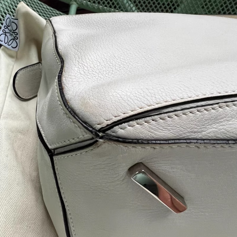 Loewe Puzzle 白色牛皮 中號-6