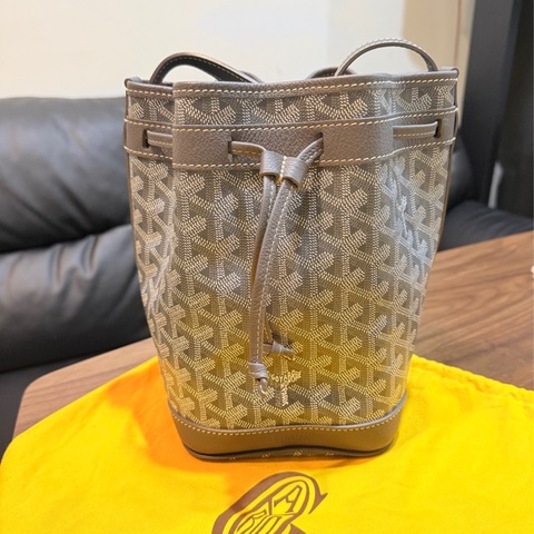 超甜賣🫶🏻最好看的Goyard灰 🩶好輕好揹好裝的斜背水桶包 揹帶長度可以調