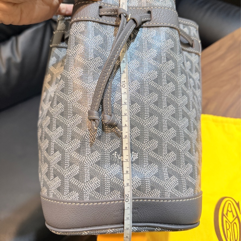 賠售超甜賣🫶🏻最好看的Goyard灰 🩶好輕好揹好裝的斜背水桶包 揹帶長度可以調-4