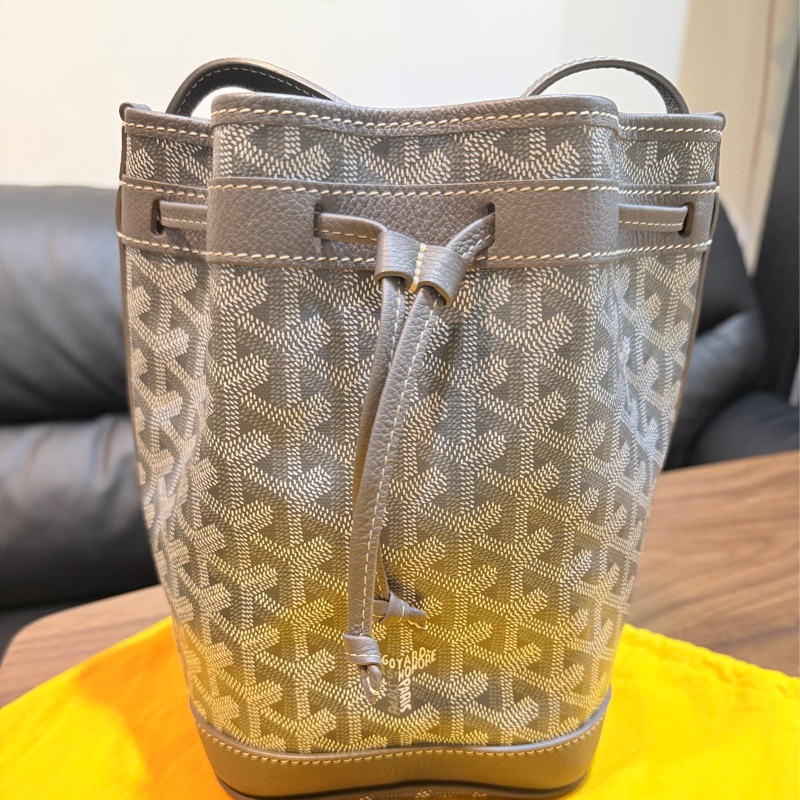 賠售超甜賣🫶🏻最好看的Goyard灰 🩶好輕好揹好裝的斜背水桶包 揹帶長度可以調-10