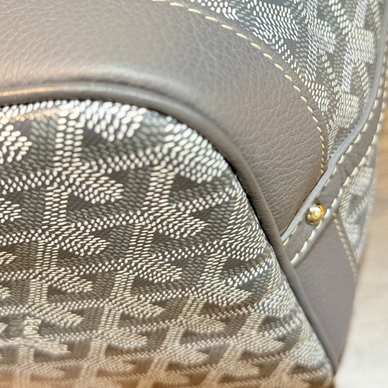 賠售超甜賣🫶🏻最好看的Goyard灰 🩶好輕好揹好裝的斜背水桶包 揹帶長度可以調-11