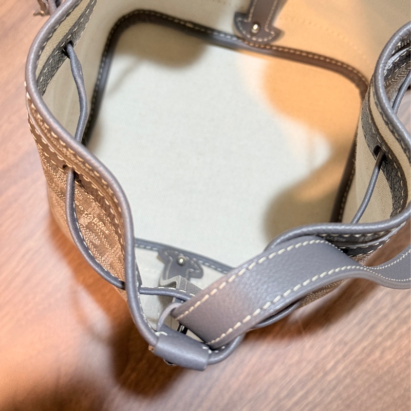 賠售超甜賣🫶🏻最好看的Goyard灰 🩶好輕好揹好裝的斜背水桶包 揹帶長度可以調-20